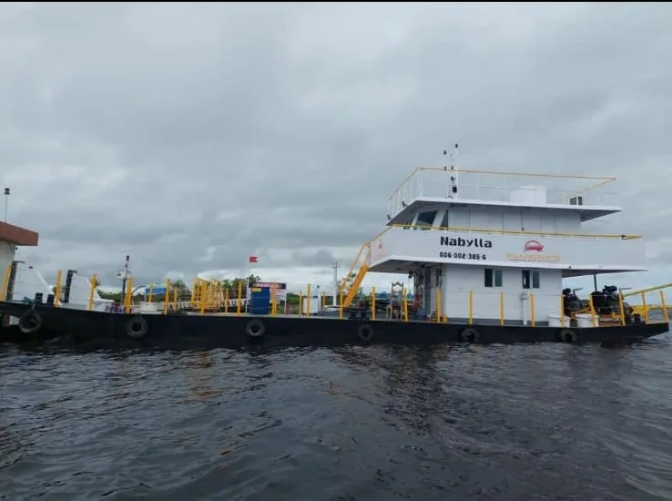 Embarcação de apoio da frota