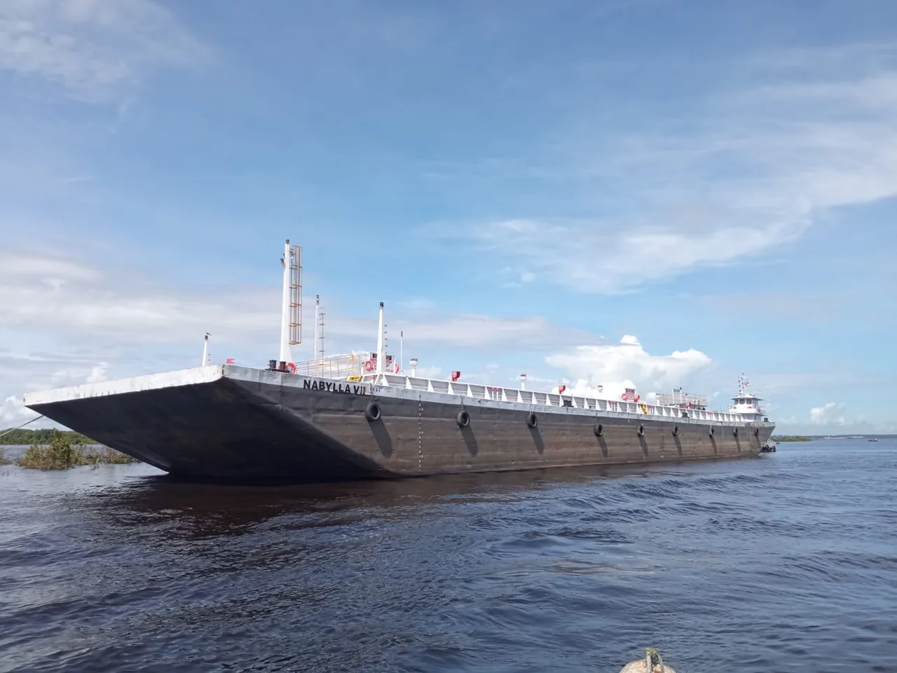 Balsa-tanque em navegação