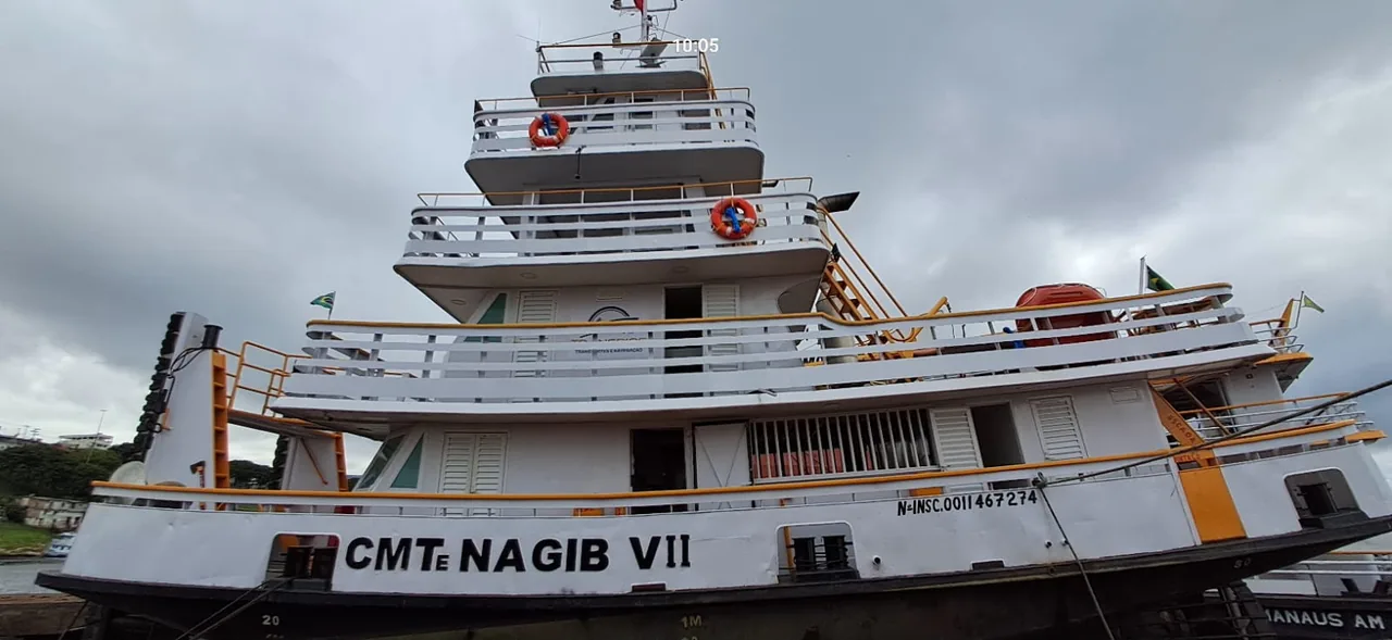Rebocador no porto de Manaus