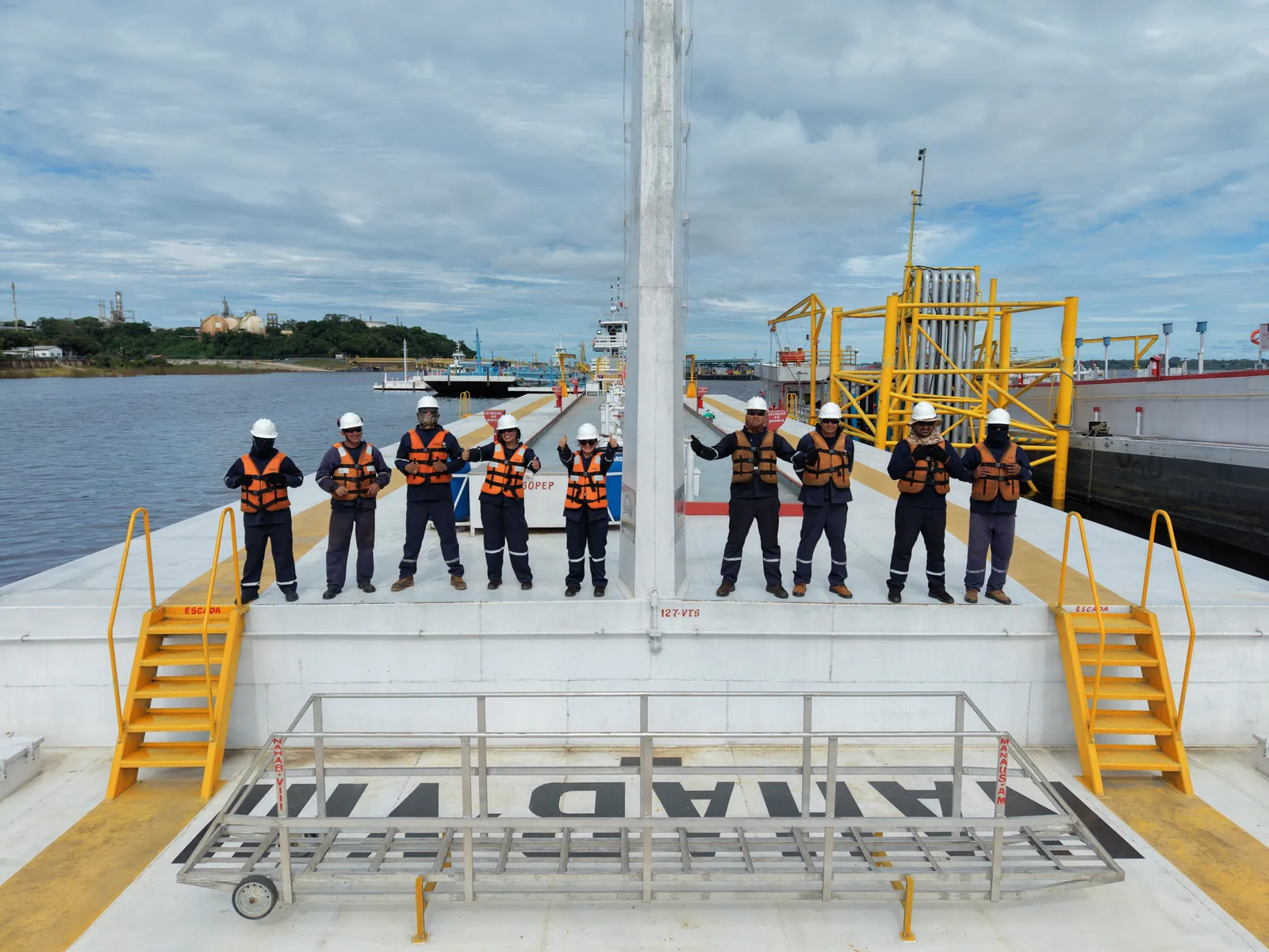 Equipe técnica reunida na embarcação