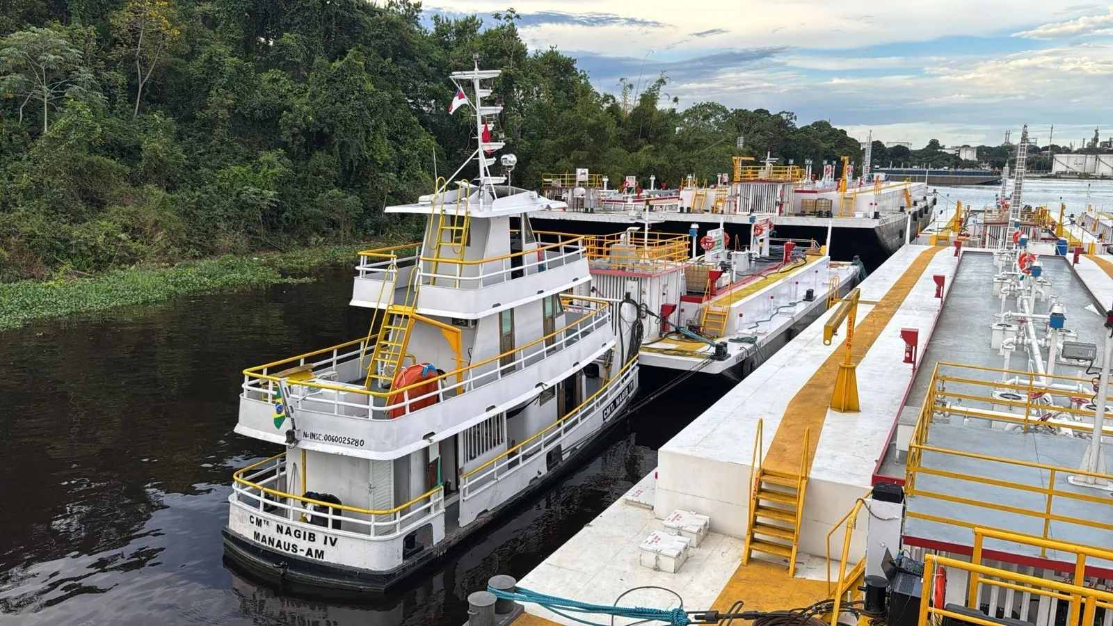 Rebocador CMTE NAGIB IV atracado ao lado das balsas em Manaus